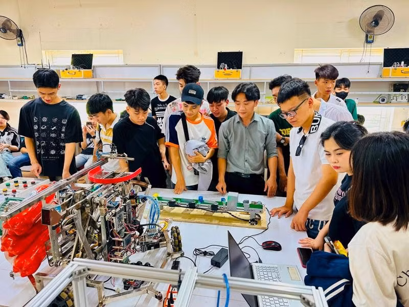 越南为科学、技术、工程和数学（STEM）等领域培养高素质、高技能的人力资源队伍。图自越通社