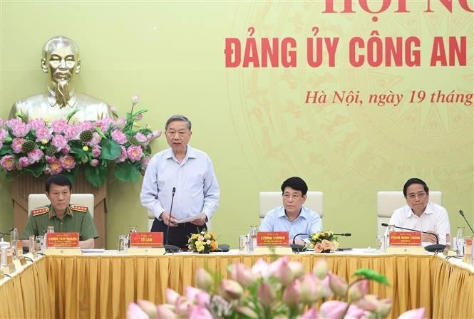越共中央总书记、中央公安党委常委苏林出席会议并发表指导讲话。图自越通社