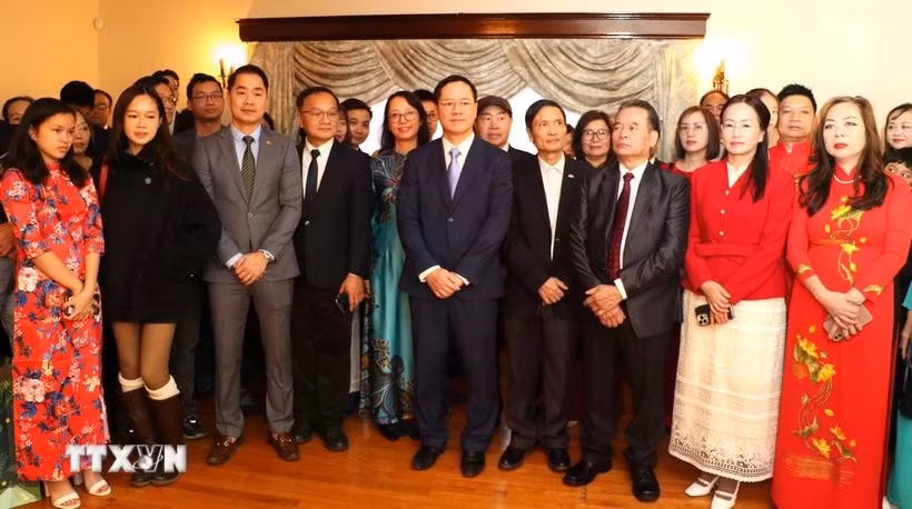 越南驻加拿大大使范光荣和夫人以及旅居加拿大越南人出席旅加越南人举行春节活动。图自越通社