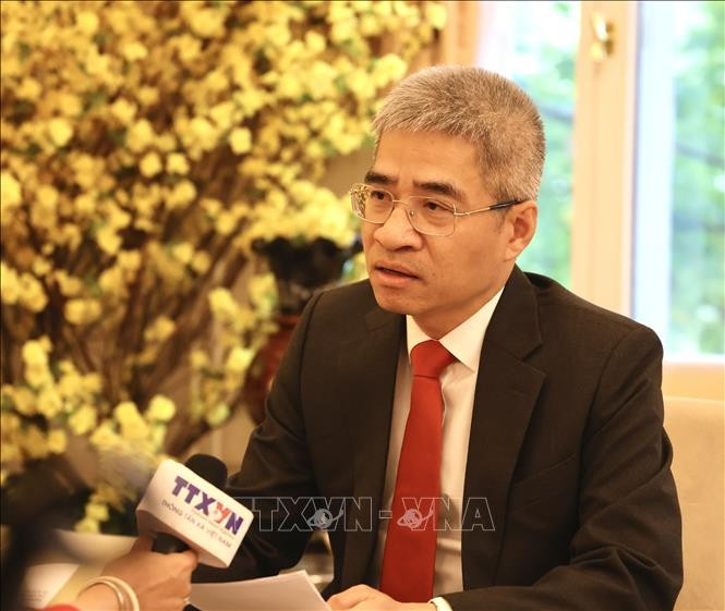 越南驻德国大使阮得成接受越通社记者的采访。图自越通社