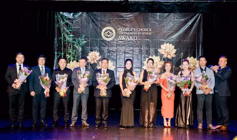 越南-加拿大企业家协会主席Ken Chau向组委会成员赠送鲜花。组委会供图