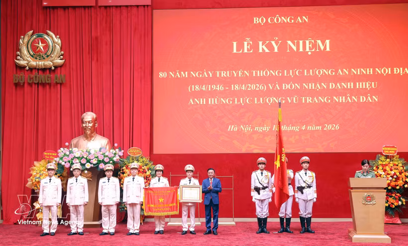 越共中央政治局委员、中央书记处常务书记陈锦秀出席典礼。图自越通社