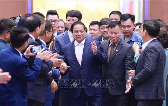 范明政总理和各企业代表。图自越通社