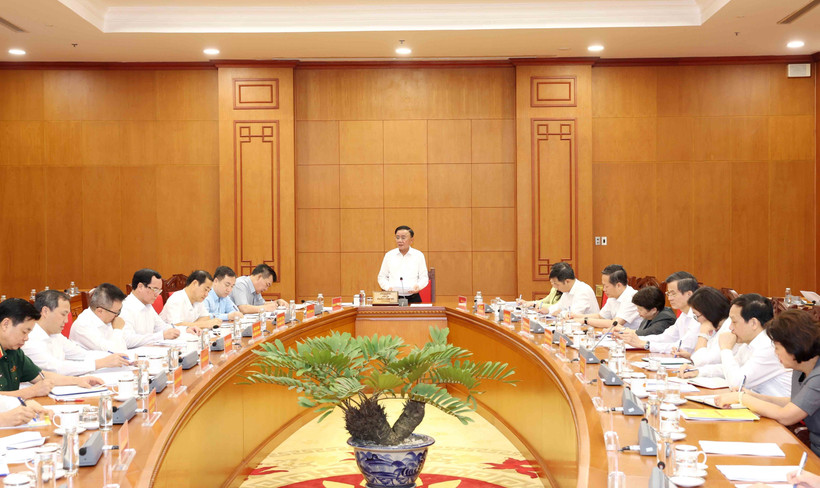 越共中央政治局委员、书记处常务书记陈锦秀10月16日主持的一场会议。图自越通社