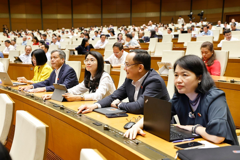 国会代表按钮表决通过《特别消费税法》（修正案）和《企业所得税法》（修正案）。图自月统摄