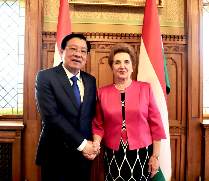 潘廷镯同志和匈牙利国民议会第一副议长马特拉·玛塔。图自越通社