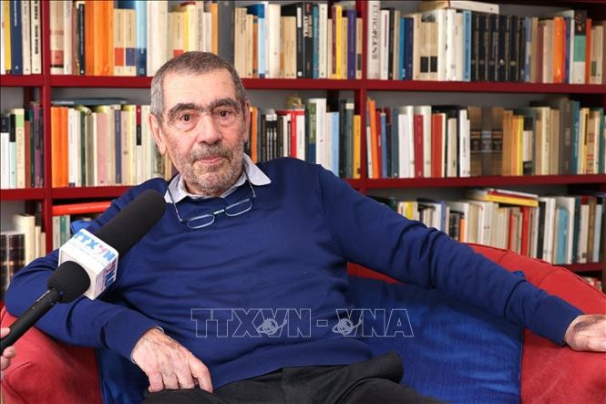 马西莫·洛什接受越通社驻意大利记者的采访。图自越通社