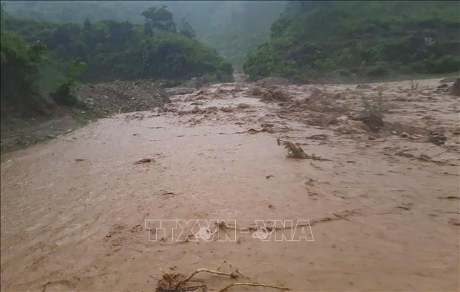 7月31日夜间至8月1日凌晨持续性的强降雨导致奠边省多地发生山洪和山体滑坡。图自越通社