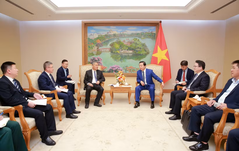 越南政府副总理陈红河会见中铁六局集团总经理王波。图自越通社