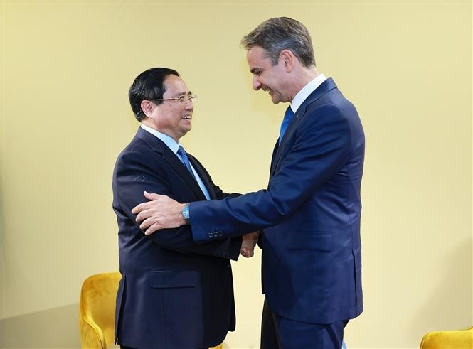 越南政府总理范明政会见希腊总理基里亚科斯·米佐塔基斯。图自越通社