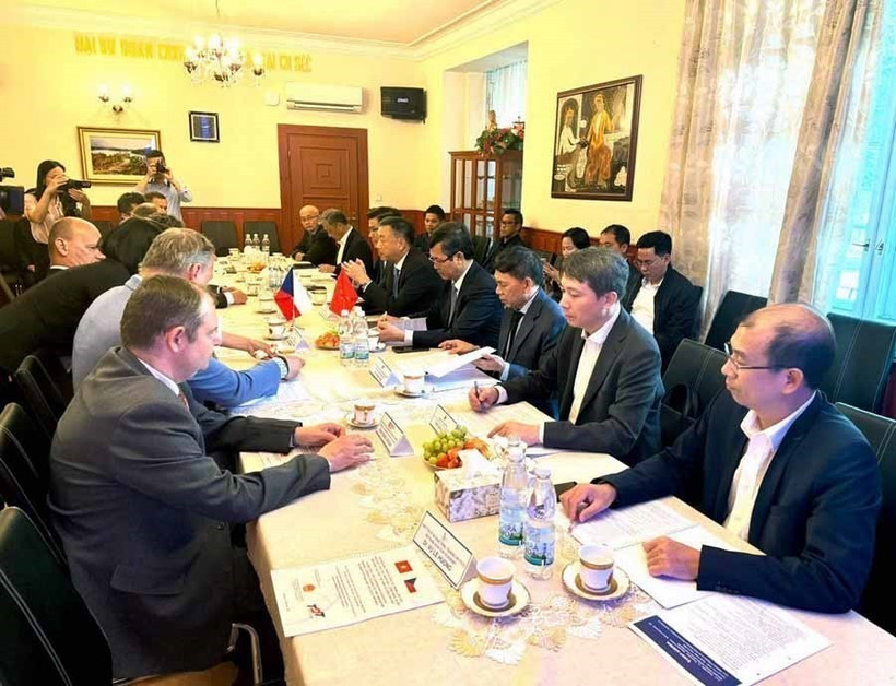 越南教育培训部副部长阮文福与越南驻捷克大使杨淮南共同主持有关双方教育与科研合作圆桌会议。图自越通社
