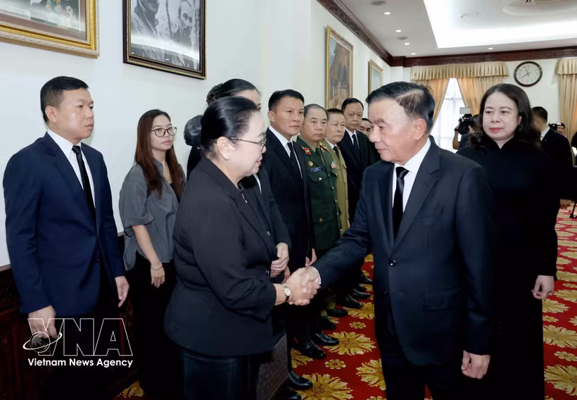 越共中央书记处常务书记陈锦秀率领越南党和国家高级代表团前往老挝驻越南大使馆吊唁老挝国会主席赛宋蓬·丰威汉，向老挝驻越大使坎葆·恩塔万表达了深切哀悼。图自越通社