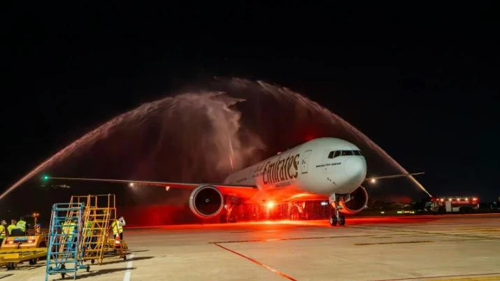 阿联酋航空首趟飞往岘港的航班以喷水仪式迎接。太阳集团供图
