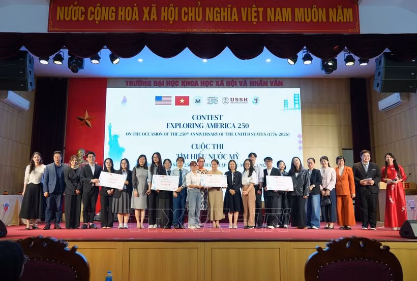 “了解美国”竞赛颁奖仪式。图自越通社