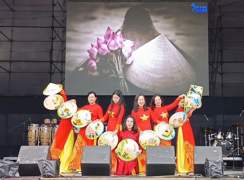 越南代表团的表演节目。图自越通社