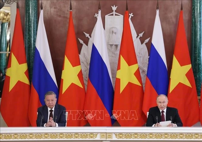 苏林总书记与普京总统出席两国合作文本交换仪式共同会见记者。图自越通社