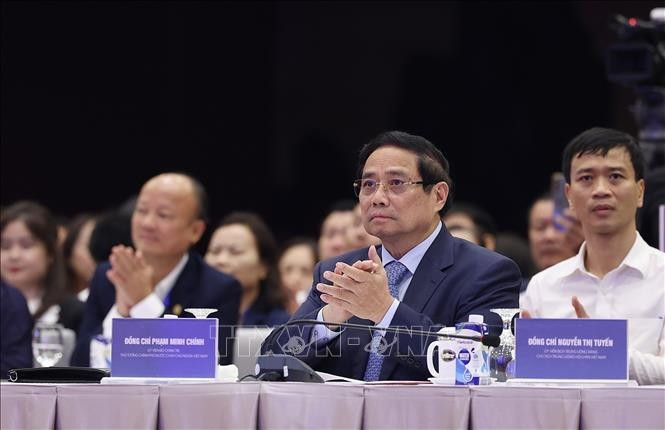 越南政府总理范明政在河内出席2025年越南民营经济全景（ViPEL）会议。图自越通社
