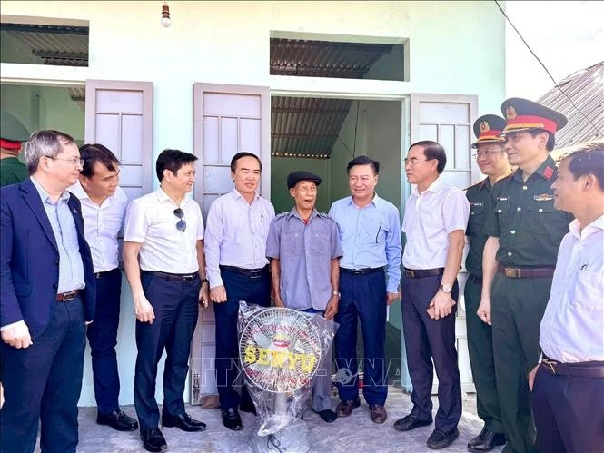 广治省消除危旧房指导委员会代表团向广治省向化县贫困户赠送慰问品。图自越通社