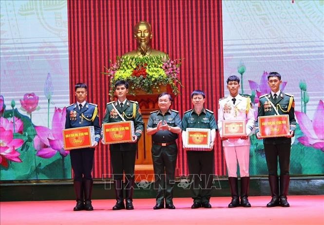 黄春战上将向将赴俄罗斯联邦参加纪念卫国战争胜利80周年的阅兵式的越南人民军部队赠送礼物。图自越通社