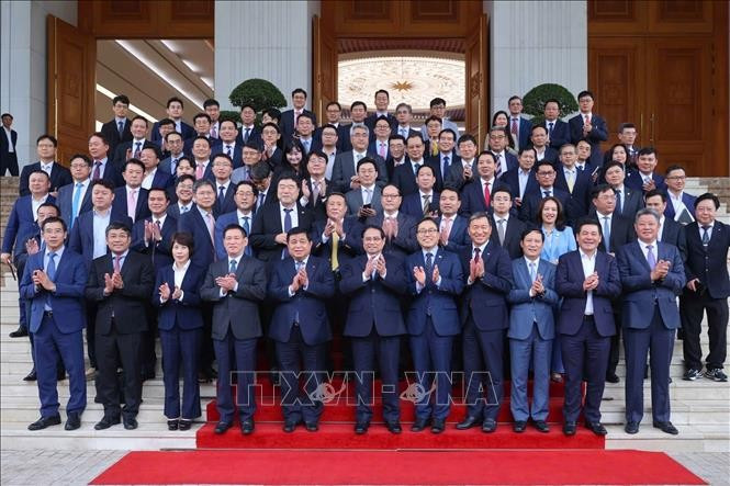 范明政总理和韩国企业代表合影。图自越通社