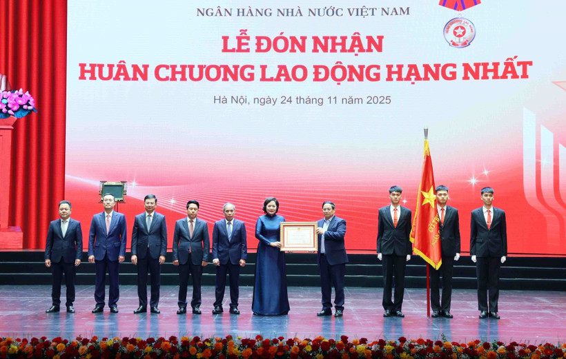 范明政代表党和国家领导向越南国家银行集体授予一等劳动勋章。图自越通社