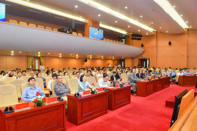 出席题为“越南政府2025年4月29日颁布的关于规范银行业受控测试机制的第94号法令实施情况”座谈会的代表。图自Vietnam+