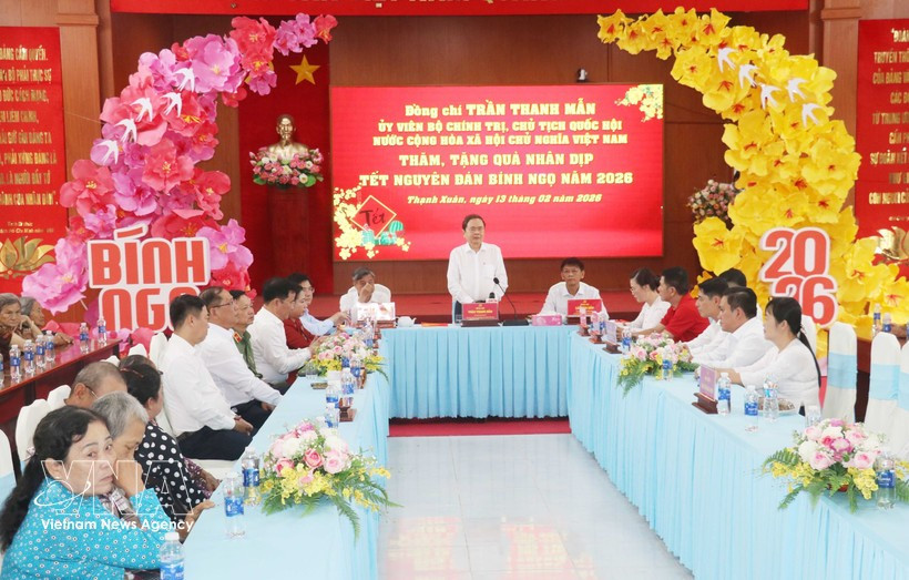国会主席陈青敏向芹苴市优抚家庭和贫困户拜年。图自越通社