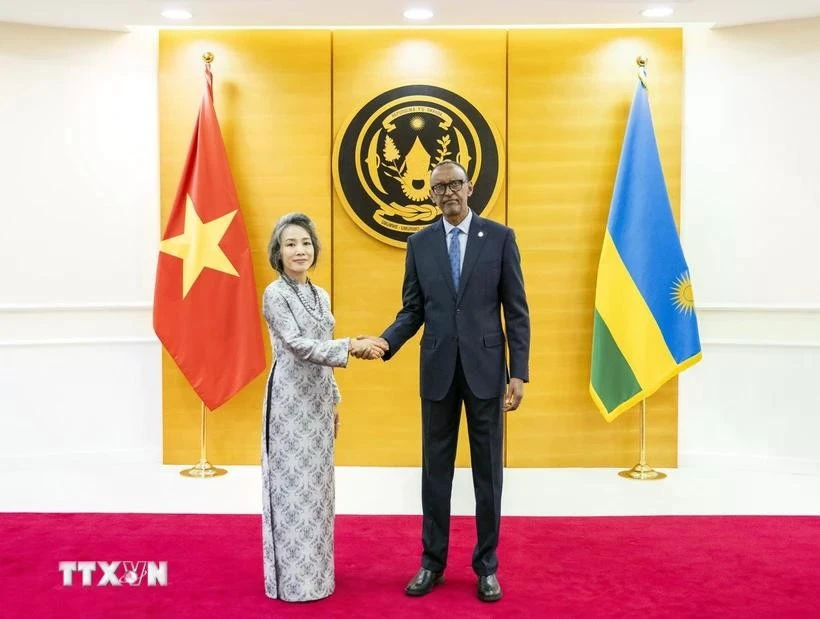 越南社会主义共和国驻坦桑尼亚联合共和国兼驻卢旺达共和国特命全权大使武清玄和卢旺达共和国总统府向卢旺达总统保罗·卡加梅。图自越通社