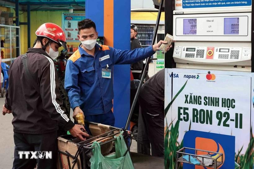 15日15时起越南国内成品油价格全部反弹回升。图自越通社