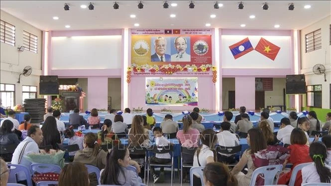 阮攸老越双语学校2024-2025学年结业典礼。图自越通社