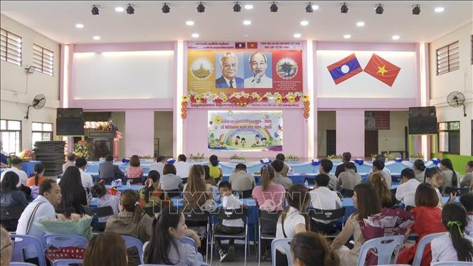 阮攸老越双语学校2024-2025学年结业典礼。图自越通社