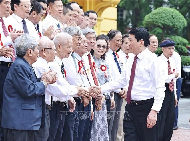 国家主席梁强在主席府亲切会见全国优秀新闻工作者代表。图自越通社