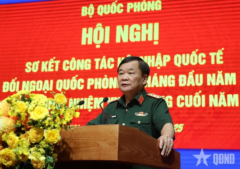 国防部副部长黄春战上将发表讲话。图自越通社
