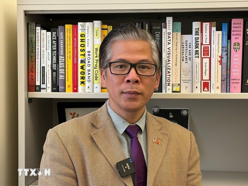 富布赖特常驻美国大学（AU）学者、政治与国际关系高级讲师阮鸿海接受越通社驻华盛顿记者采访。图自越通社