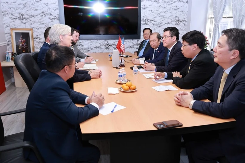 工贸部部长阮鸿延与耐克领导人举行工作会谈。图自越通社