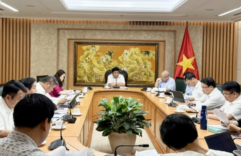 越南政府副总理阮志勇主持会议。图自越通社