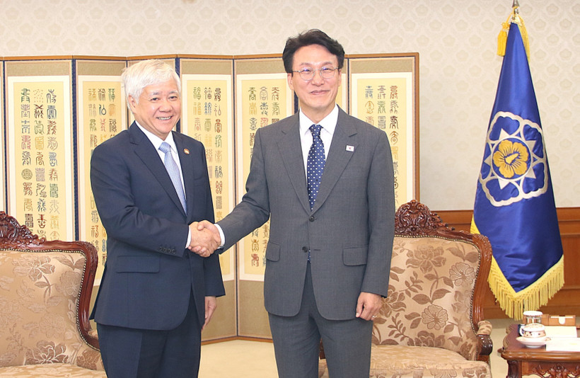 越共中央政治局委员、中央书记处书记、越南祖国阵线中央委员会主席杜文战会见韩国总理金民锡。图自越通社