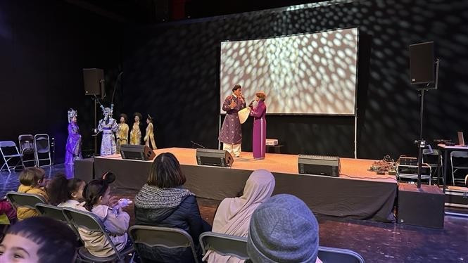 旅法越南人代表在塞尔吉市文化节上表演节目。图自越通社