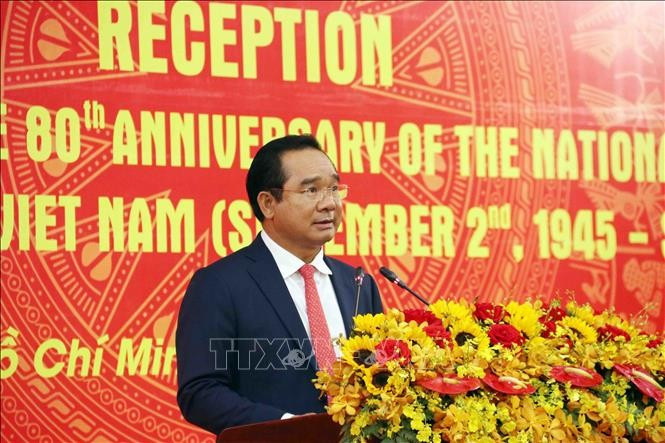 胡志明市市委副书记、人民委员会主席阮文得发表讲话。图自越通社