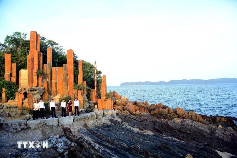 石柱岛（Đảo Đá Dựng）坐落于拜子龙湾群之中，地处广宁省潭河县潭河乡，被誉为广宁的“沉睡公主”。图自越通社
