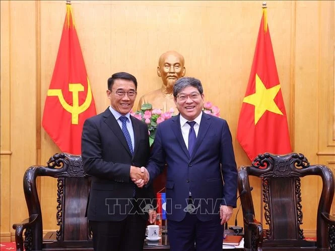 胡志明国家政治学院常务副院长阮维北副教授会见来访的老挝人民革命党中央对外部代理部长本莱·班达努冯（Bounleua Phandanouvong）。图自越通社