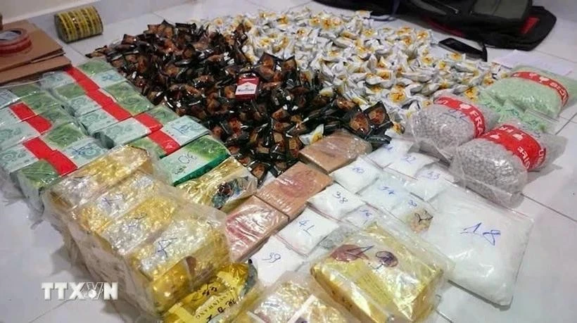 从柬埔寨向胡志明市非法运输和交易了 30 多公斤各种毒品案件缴获赃物。图自越通社