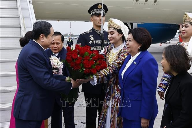 乌兹别克斯坦社会民主党主席Makhmudova Robakhon Anvarovna前来机场迎接越南国会主席陈青敏一行。图自越通社