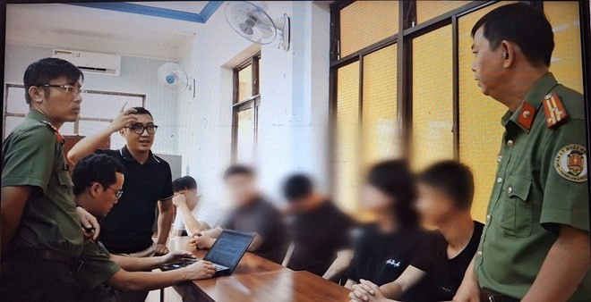 警方正在与一群非法入境人员进行询问。图自广义公安厅