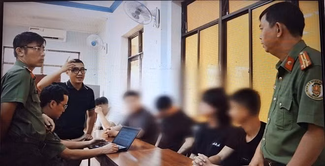 警方正在与一群非法入境人员进行询问。图自广义公安厅