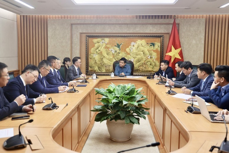 越南政府副总理阮志勇14日在政府驻地会见了由TCL科技集团首席运营官王成率领的TCL科技集团工作代表团。图自VGP