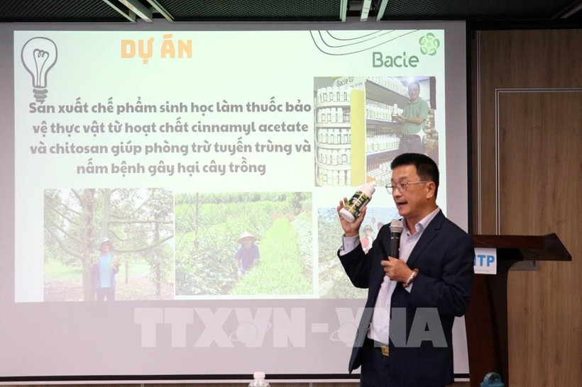 马来Tip To国际贸易和服务有限责任公司代表介绍其产品。图自越通社