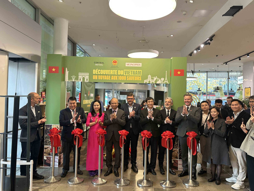 “Monoprix Beaugrenelle越南产品展览会”剪彩仪式。图自越通社