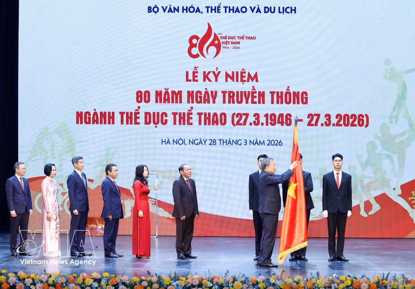 苏林总书记向文化体育与旅游部越南体育局颁发了一等劳动勋章。图自越通社