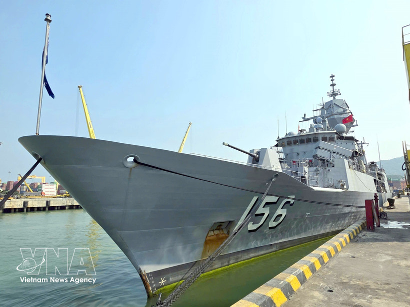 澳大利亚皇家海军的图文巴（HMAS Toowoomba）号护卫舰抵达仙沙港。图自越通社